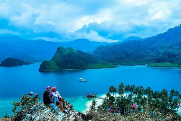 Destinasi Wisata Padang dengan Pemandangan Luar Biasa Pulau Pasumpahan